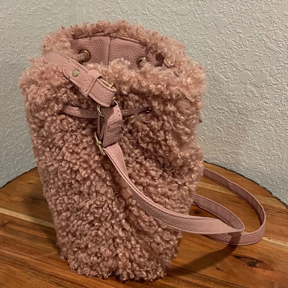 Sherpa Bucket Crossbody Bag - Picture 4 of 7